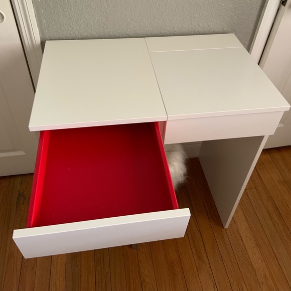 Makeup vanity - Picture 3 of 5